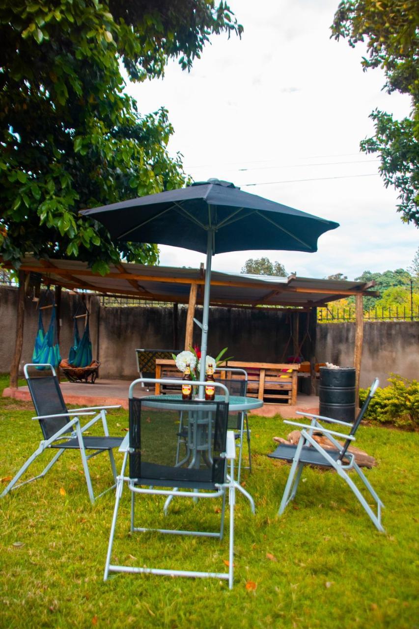 Wakawaka Hostel Arusha Buitenkant foto